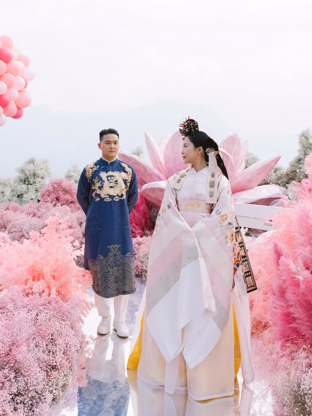 Chiếc áo dài the La Khê được thiết kế theo dáng áo ngũ thân truyền thống.