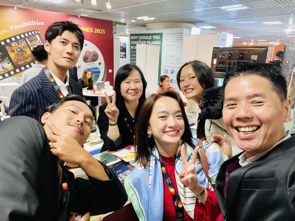 Đông đảo các nhà làm phim, nghệ sĩ Việt cùng chụp ảnh giới thiệu dự án phim tại Cannes Đông đảo các nhà làm phim, nghệ sĩ Việt cùng chụp ảnh giới thiệu dự án phim tại Cannes