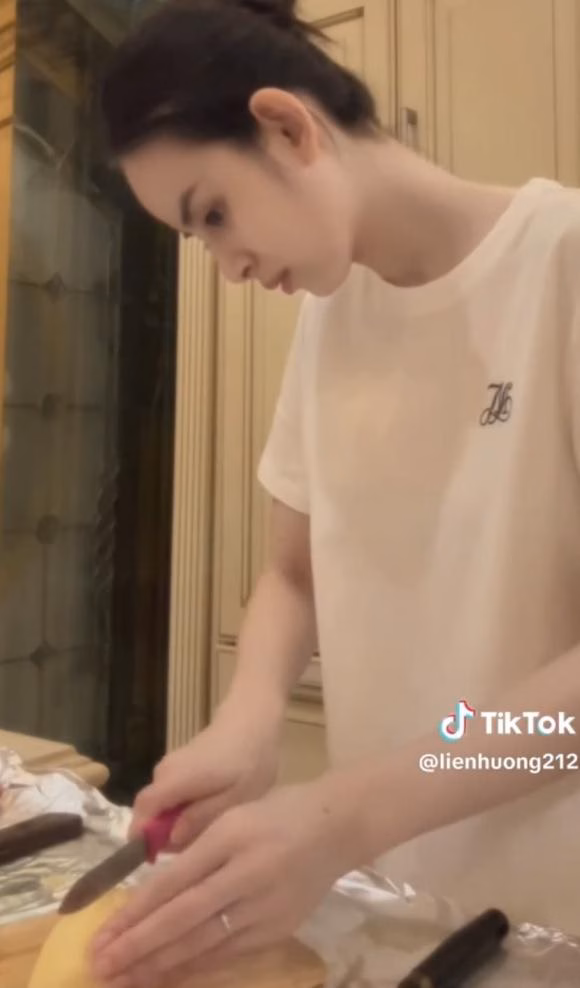 Hương Liên nấu ăn