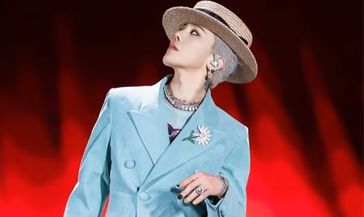 G-Dragon biểu diễn trên sân khấu G-Dragon biểu diễn