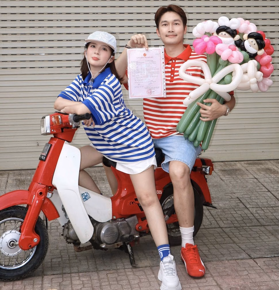 Ngọc Huyền và Đình Tú Ngọc Huyền và Đình Tú trong phim Cha tôi người ở lại