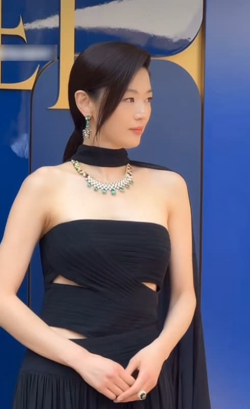 Jeon Ji Hyun Jeon Ji Hyun trong trang phục đầm tông đen