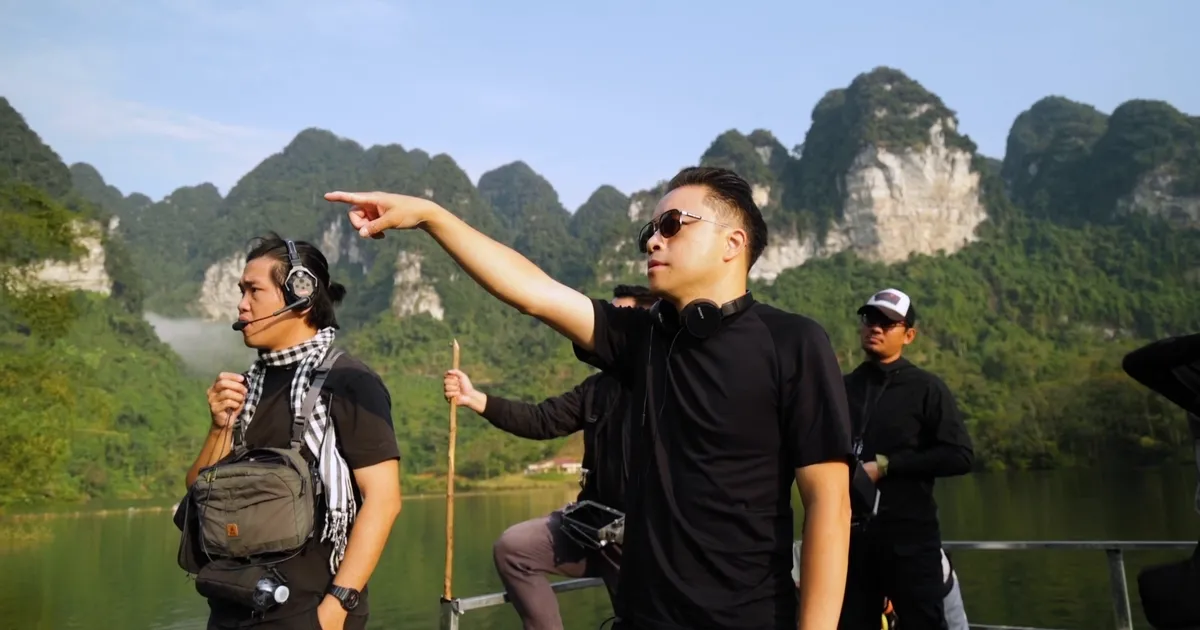 Đạo diễn Victor Vũ trên trường quay bộ phim Thám tử Kiên Đạo diễn Victor Vũ trên trường quay