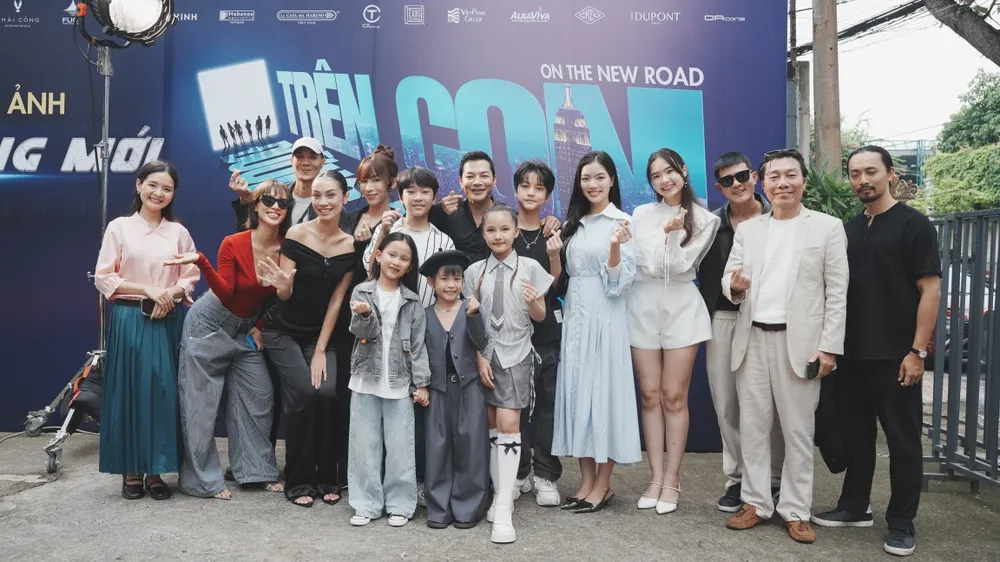 Dàn diễn viên phim Trên con đường mới Dàn diễn viên có mặt tại buổi khai máy phim đầu tay của Trần Bảo Sơn