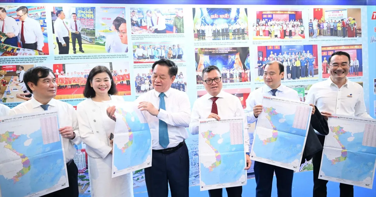 Đồng chí Nguyễn Trọng Nghĩa thăm gian hàng của Hội Nhà báo TPHCM Đồng chí Nguyễn Trọng Nghĩa thăm gian hàng của Hội Nhà báo TPHCM