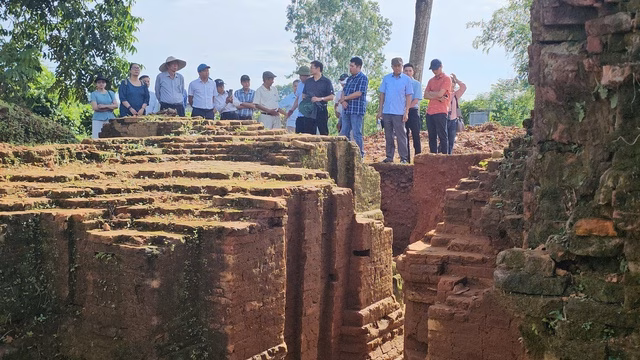 Các nhà khoa học khảo cổ Tháp đôi Liễu Cốc. Các nhà khoa học khảo cổ Tháp đôi Liễu Cốc.