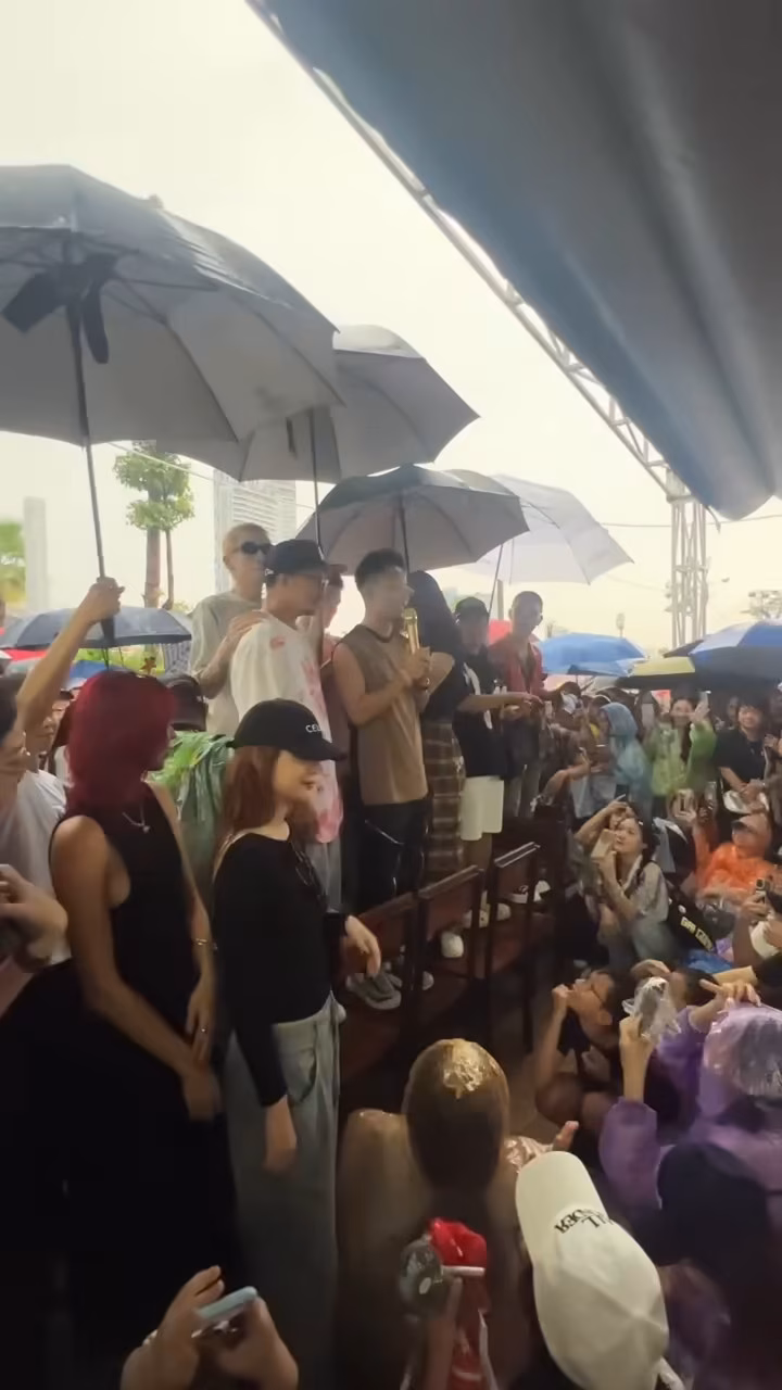 Ca sĩ gây sốt vì ngồi xem đêm nhạc trong mưa