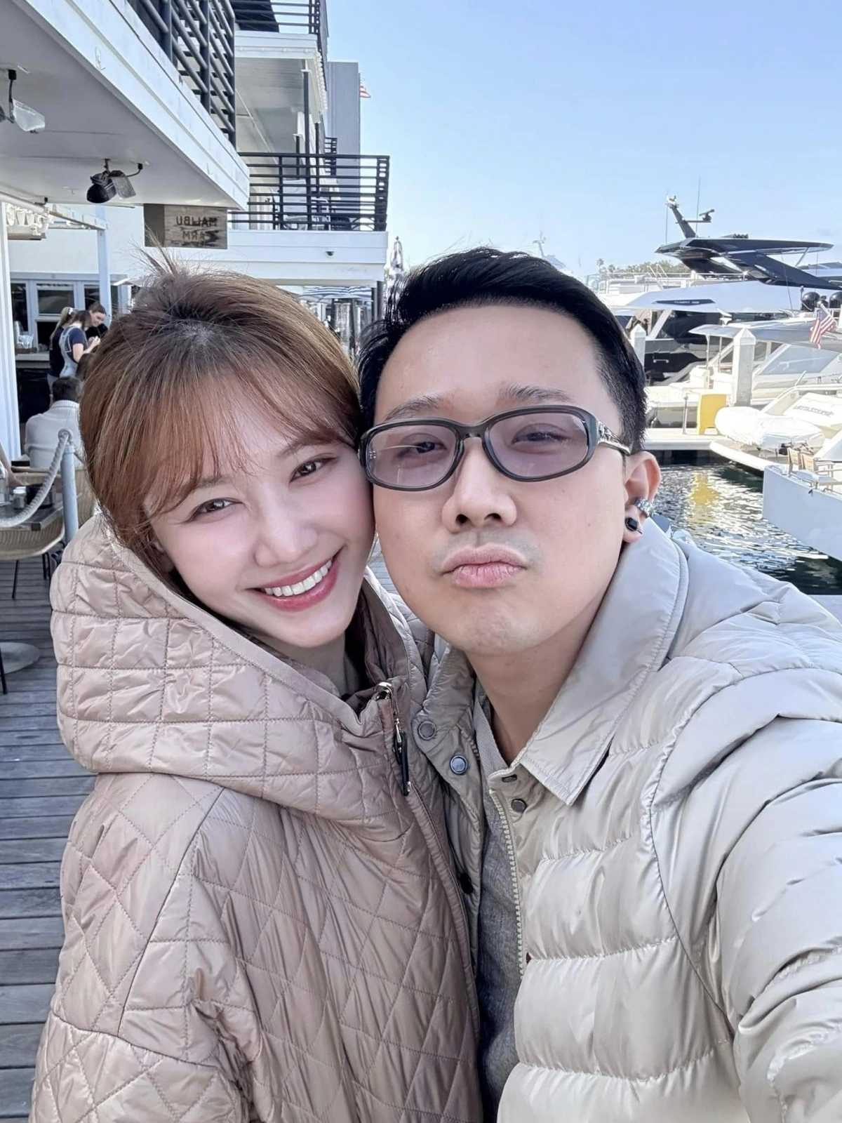 Hành trình 8 năm yêu thương và hạnh phúc của Trấn Thành và Hari Won Dù bận rộn với công việc, cả hai vẫn duy trì thói quen hẹn hò, du lịch cùng nhau và thường xuyên đăng tải những khoảnh khắc đời thường ngọt ngào trên mạng xã hội. Những câu chuyện dí dỏm, tương tác dễ thương giữa hai vợ chồng khiến khán giả yêu mến và ngưỡng mộ.