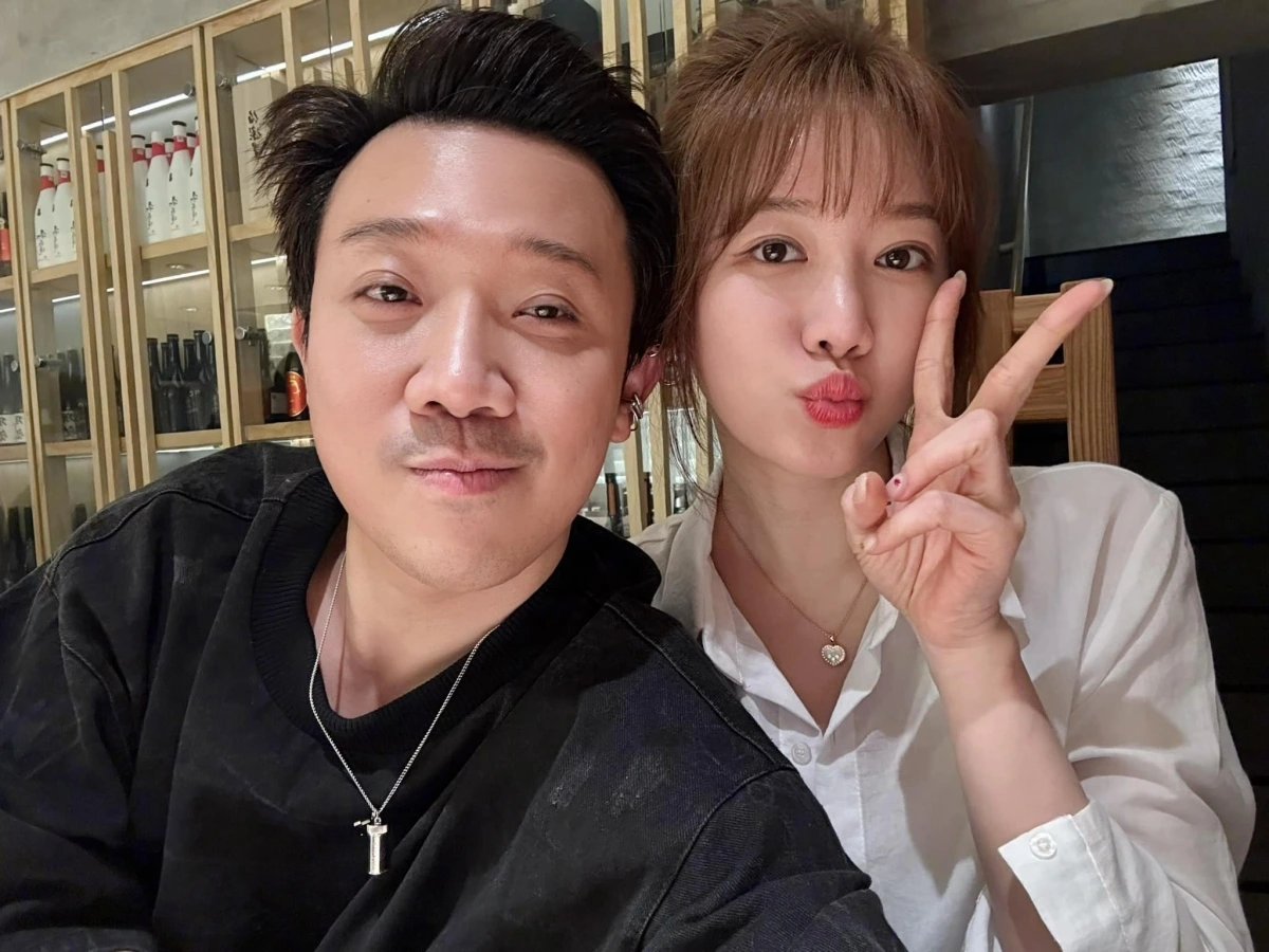 Hành trình 8 năm yêu thương và hạnh phúc của Trấn Thành và Hari Won Hari Won từng chia sẻ cô may mắn và tự hào khi có bạn đời là Trấn Thành. Cô được chồng yêu thương, chiều chuộng nên đời sống hôn nhân luôn vui vẻ, mãn nguyện. Giọng ca "Hương đêm bay xa" cũng thường xuyên bày tỏ sự trân trọng và ngưỡng mộ dành cho chồng.