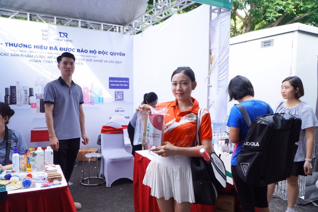 Vận động viên nhận quà tại gian hàng của Hasuno (Ảnh: BTC).