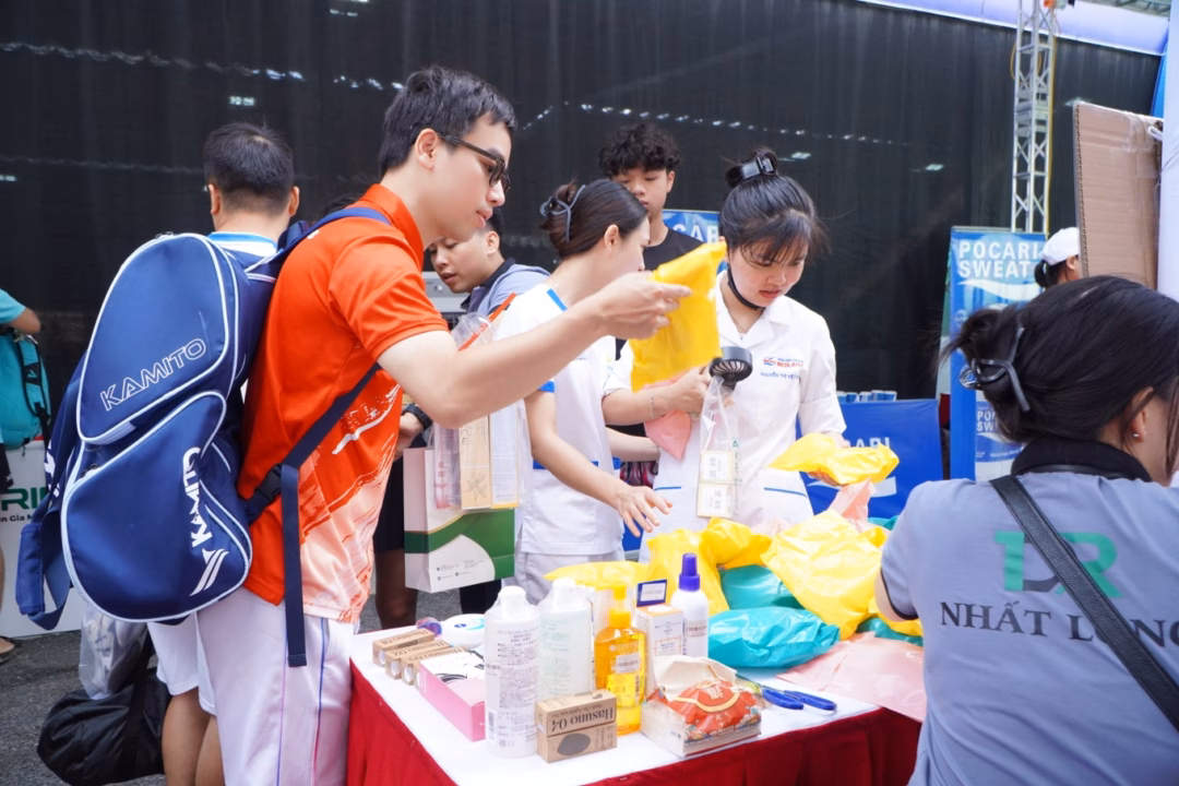 Các vận động viên, cổ động viên và những người tham gia sự kiện đang tham gia gian hàng “bốc túi mù” của Hasuno (Ảnh: BTC).