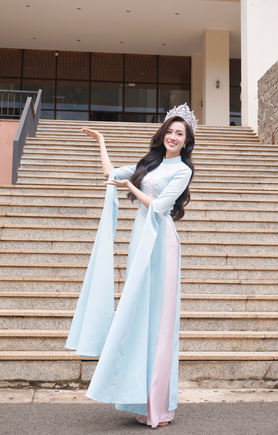 Hoa hậu Trúc Linh về quê nhà, nhận bằng khen sau đăng quang Tiếp nối lịch trình, Hoa hậu Trúc Linh tham quan Di tích lịch sử quốc gia Biệt điện Bảo Đại và Bảo tàng Đắk Lắk. Cô cũng sẽ tham quan Bảo tàng Thế giới cà phê trước khi tham gia chương trình nghệ thuật, thời trang Đắk Lắk - Âm vang ngày mới diễn ra vào lúc 20h tại Quảng trường Nghinh Phong, phường Tuy Hòa, tỉnh Đắk Lắk.