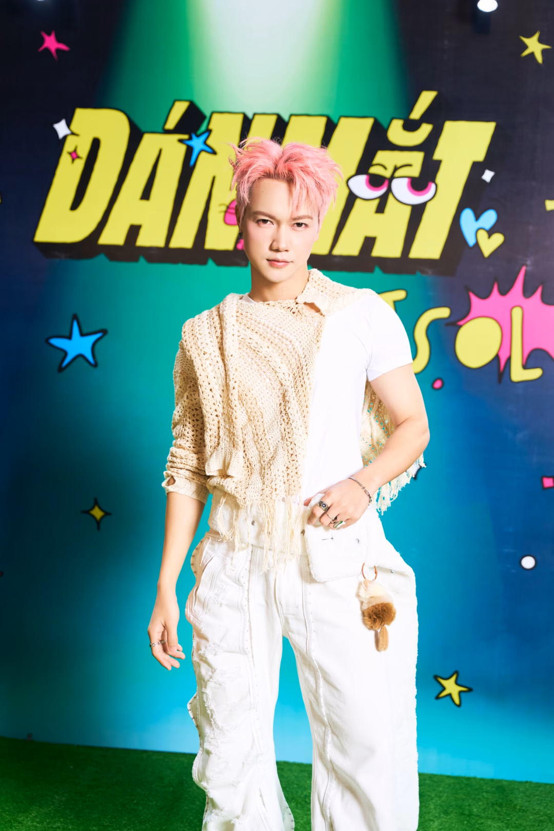 Hòa Minzy bất ngờ với phong cách trẻ trung tại ra mắt MV Dán Mắt JSOL ra mắt MV Dán Mắt