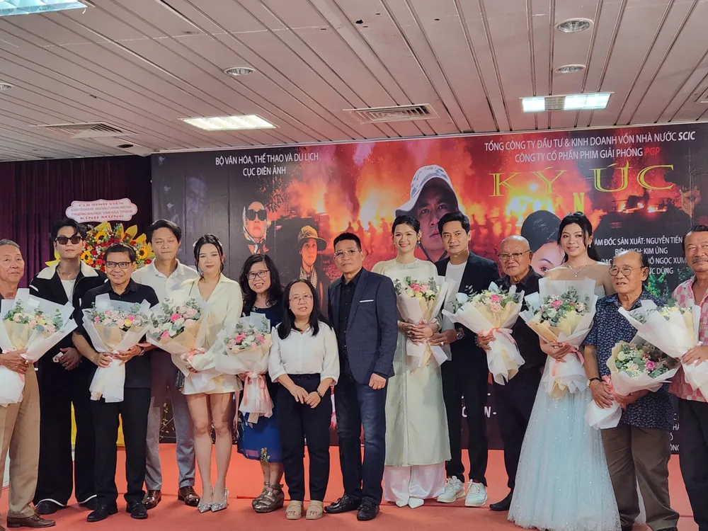 Các thành viên đoàn phim tại buổi ra mắt ở TPHCM Các thành viên đoàn phim tại buổi ra mắt ở TPHCM