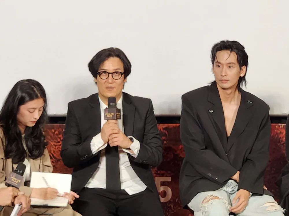 Đạo diễn Mo Hong-jin nghẹn ngào trước diễn xuất của diễn viên Hồng Đào và Tuấn Trần