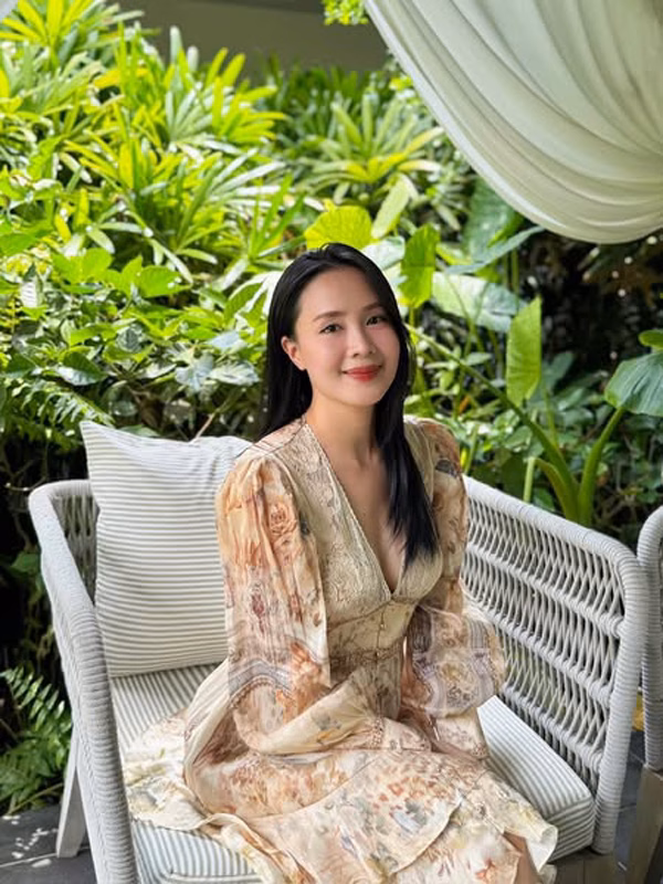 Sở hữu vóc dáng cân đôi nên Hồng Diễm tự tin khoe vẻ sexy chỉ bằng chiếc đầm voan cut out vừa đủ.