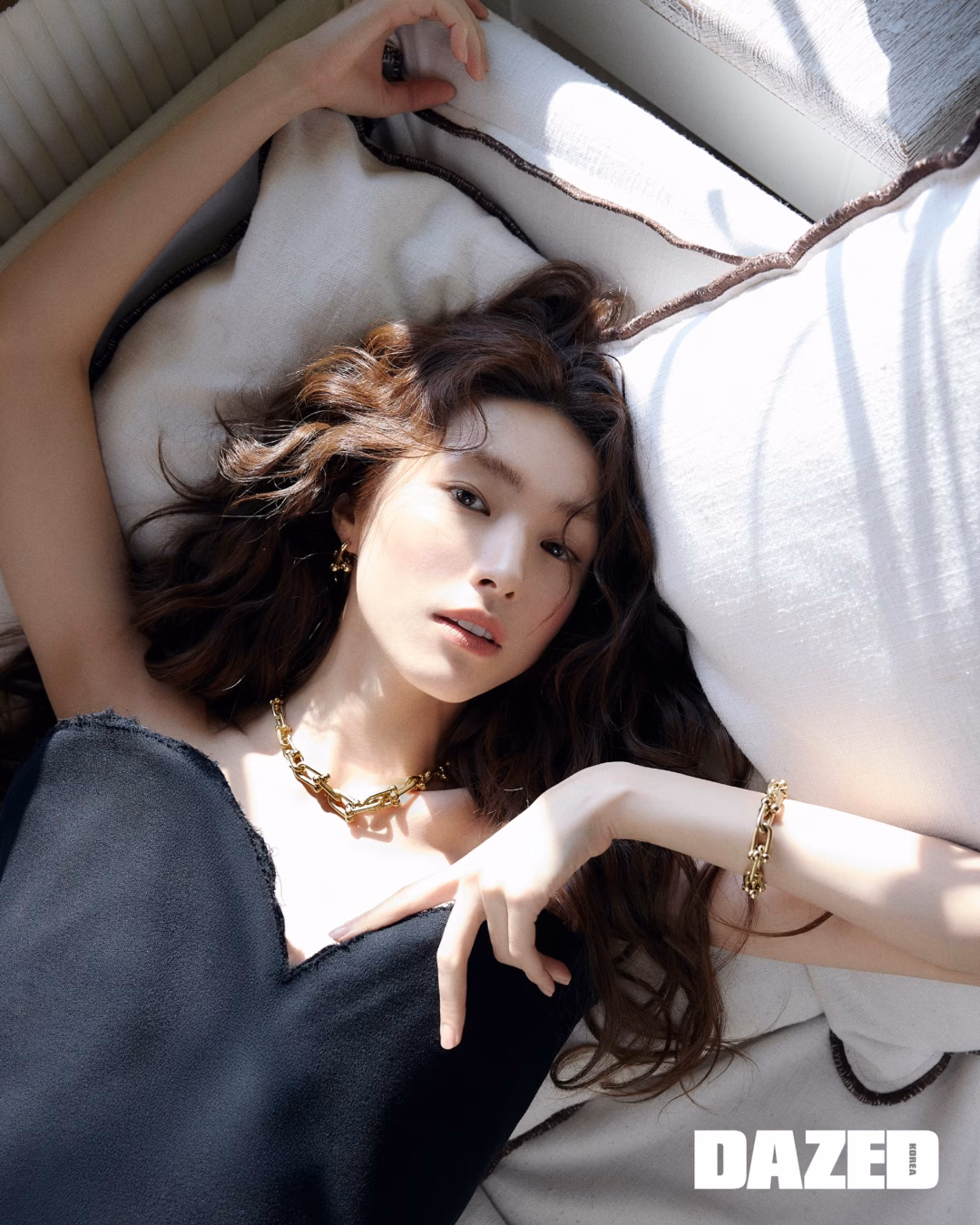 Nữ diễn viên Ha Young tỏa sáng trên thảm đỏ Lễ trao giải Rồng Xanh 2025 Ngã sấp mặt ở fashion week, gái xinh nay hoá