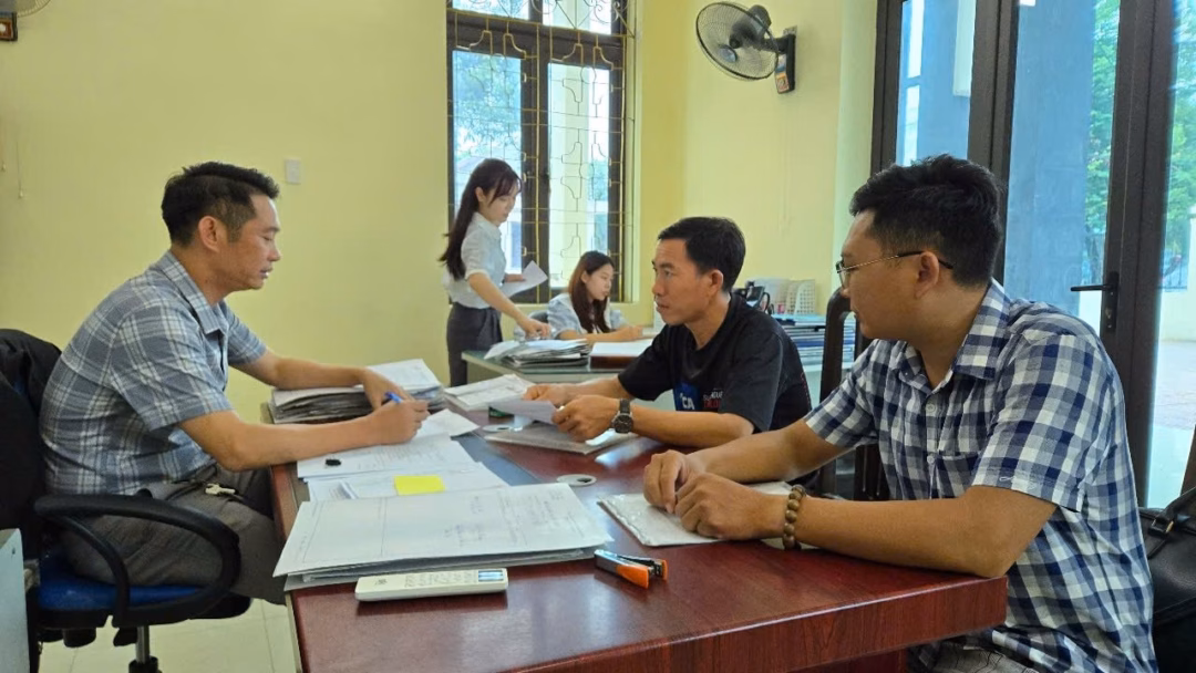 Cán bộ Toà án khu vực triển khai nhiều biện pháp vừa phòng chống bão, vừa đảm bảo công tác chuyên môn.