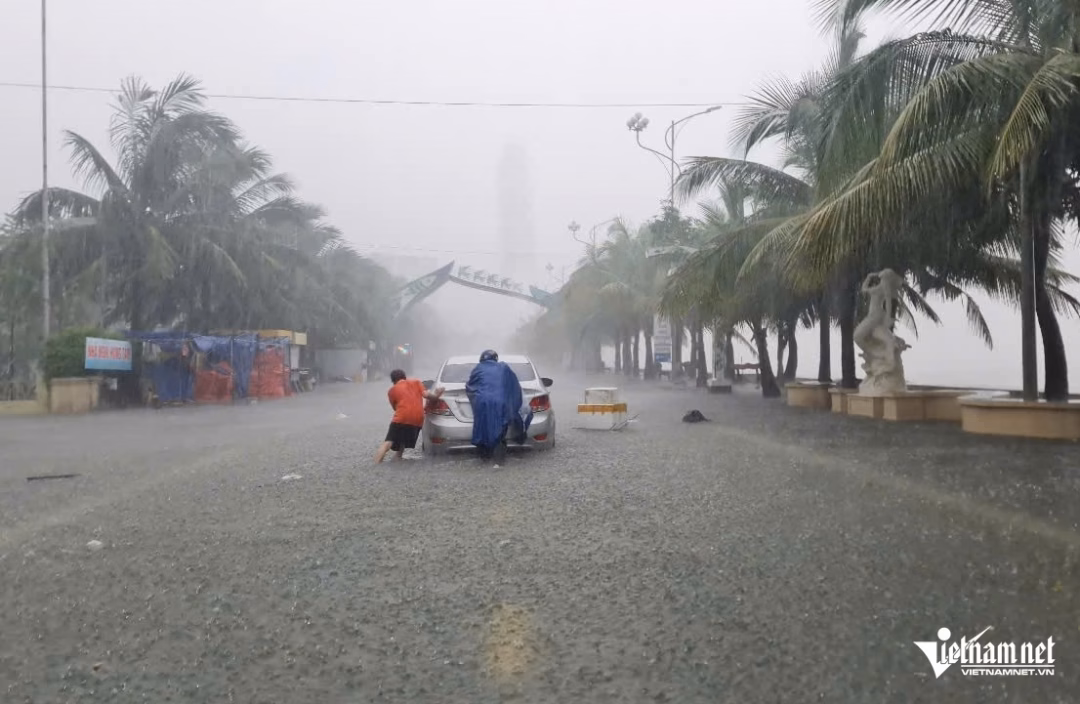 Thanh Hóa ngập lụt, nguy cơ sạt lở vẫn còn trong 2-3 ngày tới Nước ngập sâu ở đường ven biển xã Hoằng Tiến khiến nhiều phương tiện lưu thông chết máy. Người dân phải xuống đẩy xe giữa mưa gió. Ảnh: Lê Dương