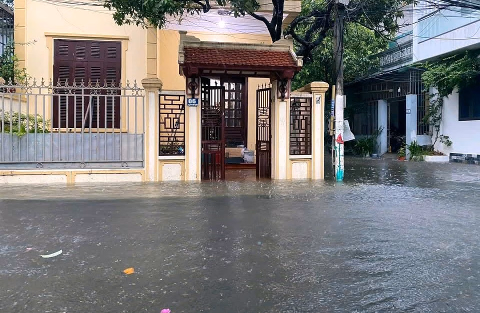 Thanh Hóa ngập lụt, nguy cơ sạt lở vẫn còn trong 2-3 ngày tới Mưa lớn kéo dài, nhiều nơi nước đã mấp mé vào nhà dân. Ảnh: CTV