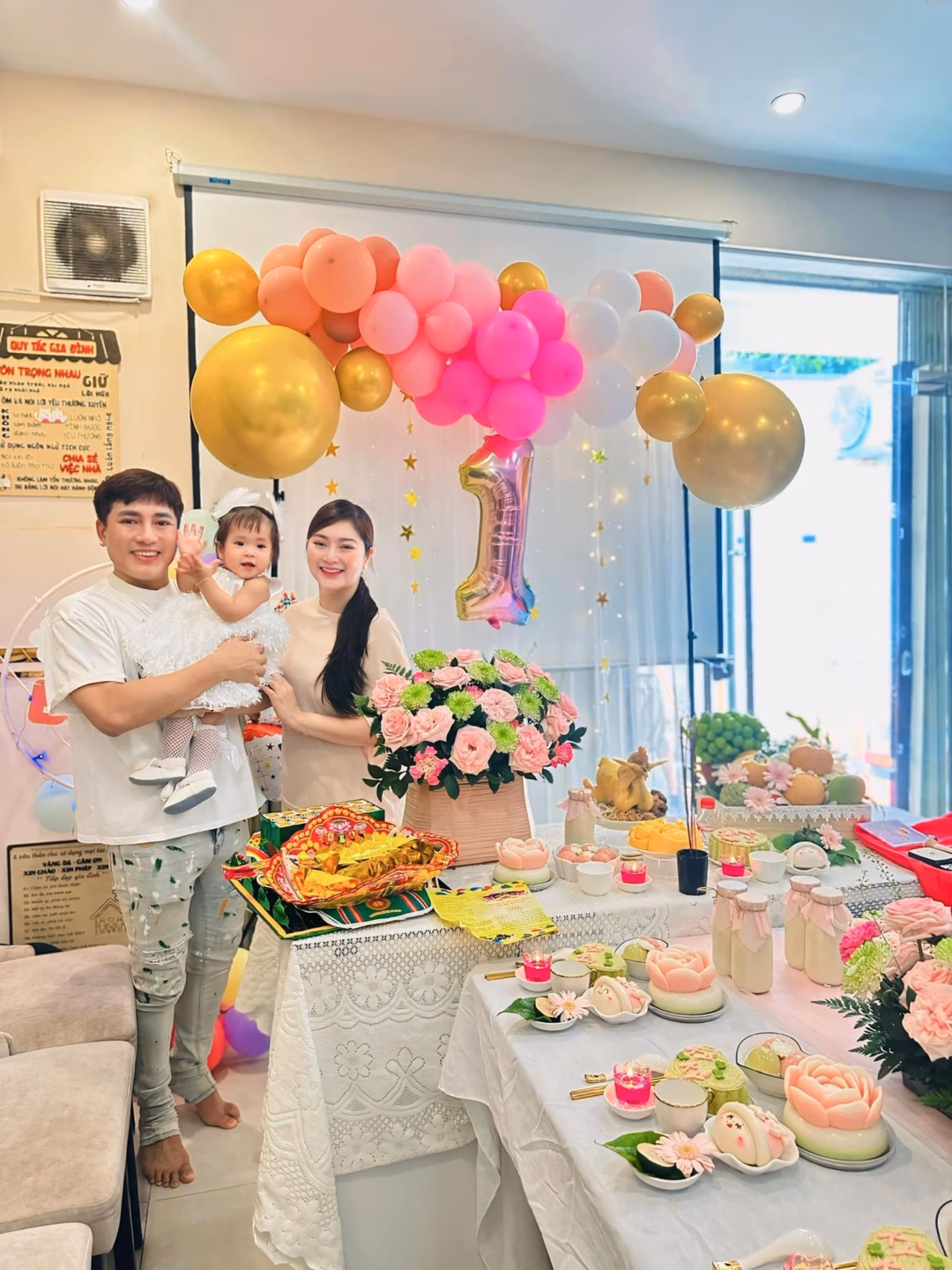 Thanh Trúc làm lễ thôi nôi cho con liên tục khoe ảnh chồng sau khi công khai