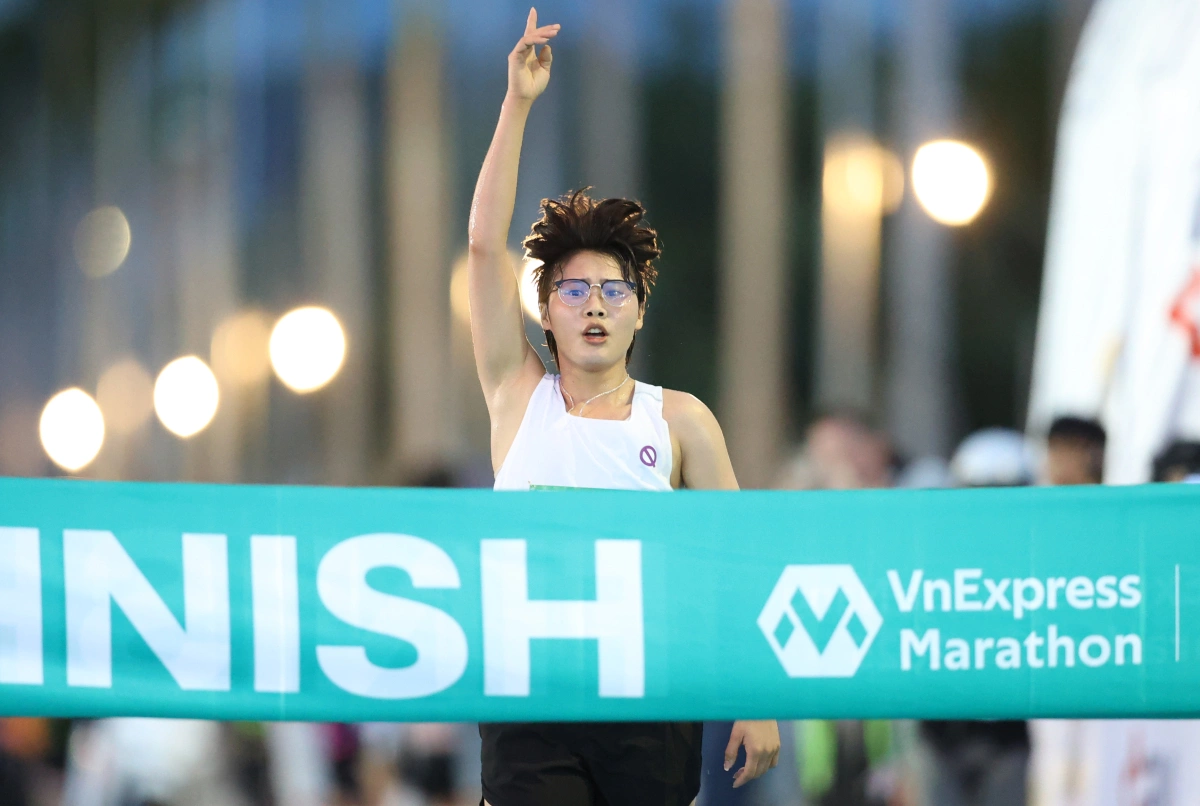 Vô địch VnExpress Marathon Đà Nẵng, Huỳnh Anh Khôi phá kỷ lục cá nhân Hà Thị Cẩm Anh đăng quang cự ly 5km nữ với thông số 20 phút 47 giây.