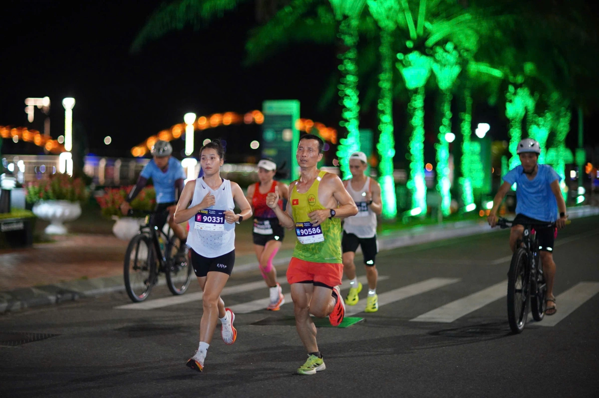 Vô địch VnExpress Marathon Đà Nẵng, Huỳnh Anh Khôi phá kỷ lục cá nhân Ở nội dung nữ, VĐV trẻ Phạm Huỳnh Yến Thư (áo trắng) thể hiện sự tự tin ngay từ những bước chạy đầu tiên.