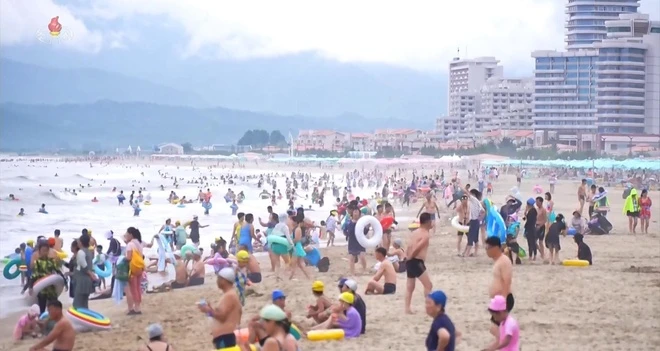 Nga mở đường bay thẳng đến Triều Tiên sau 4 năm中断 Du khách tắm biển tại khu nghỉ dưỡng ven biển Kalma, ngày 20/7. Ảnh: KCNA.