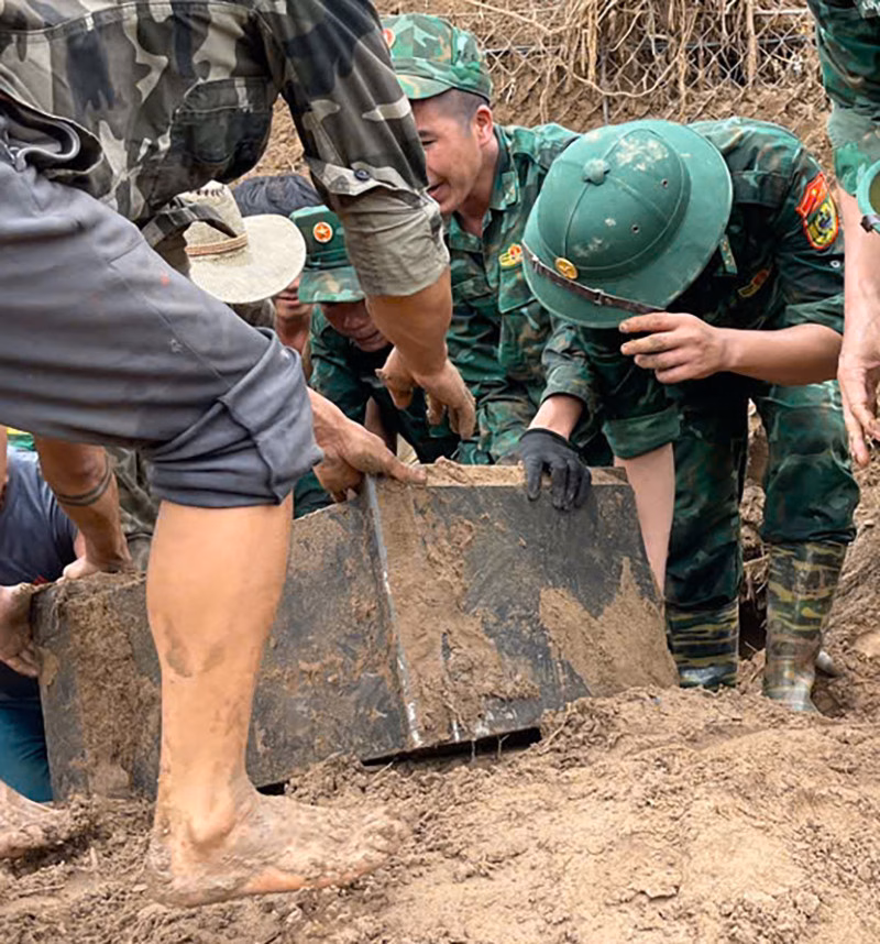 Két sắt của một hộ dân ở xã Mỹ Lý bị đất vùi lấp dưới độ sâu khoảng 2 mét. Ảnh: H.Thượng