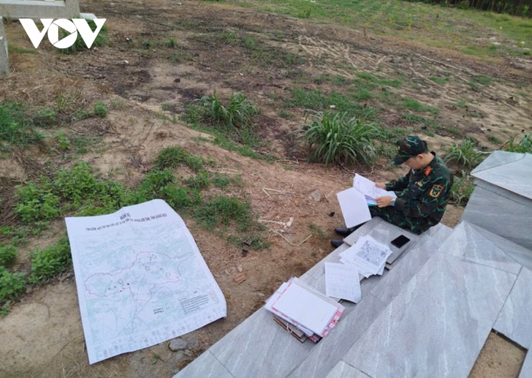 Cán bộ Bộ Chỉ huy quân sự tỉnh Quảng Ngãi tích cực tìm kiếm, quy tập hài cốt liệt sĩ