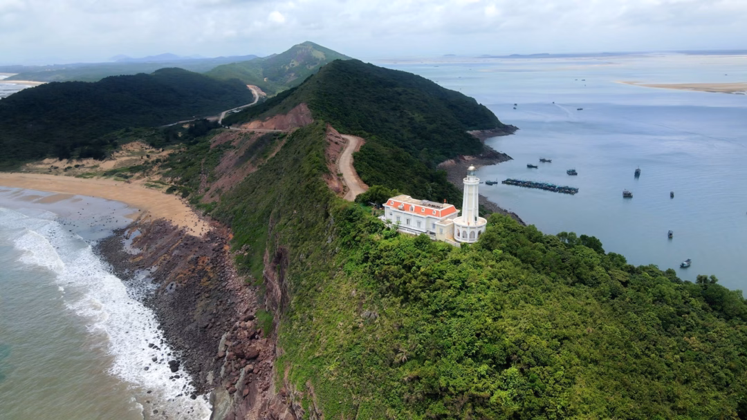 Quảng Ninh có ‘hòn ngọc thô’ chưa bị khai phá, cách đất liền chỉ 10 phút đi tàu Đứng trên hải đăng, du khách sẽ thấy khung cảnh biển trời bao la, xanh mướt, bãi Đầu Đông uốn mình mềm mại. Ảnh: Thanh Tuyền