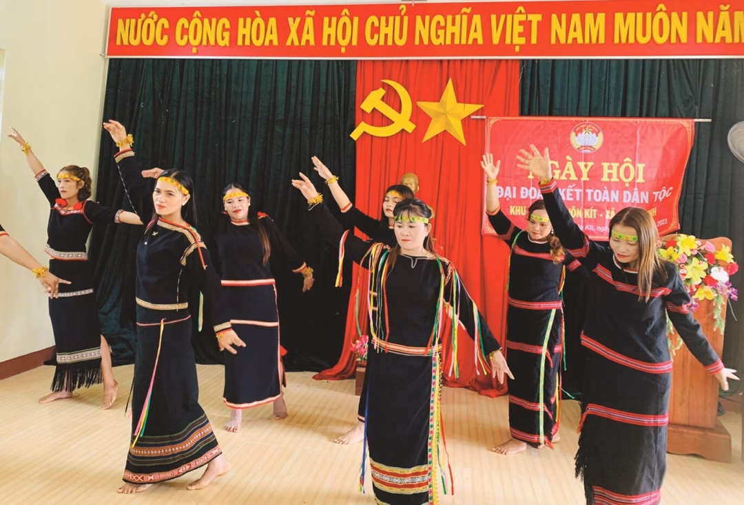 Một góc nhà ở khu dân cư được xây mới khang trang ở xã Sông Hinh