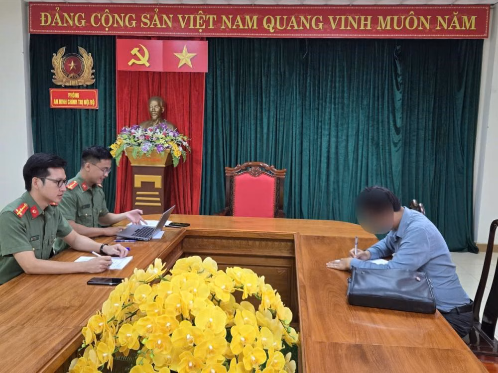 Cơ quan chức năng làm việc với ông Đ.T.P - người đại diện theo pháp luật của Công ty TNHH tổ chức sự kiện An Phát Đạt. Ảnh: Công an Hà Tĩnh