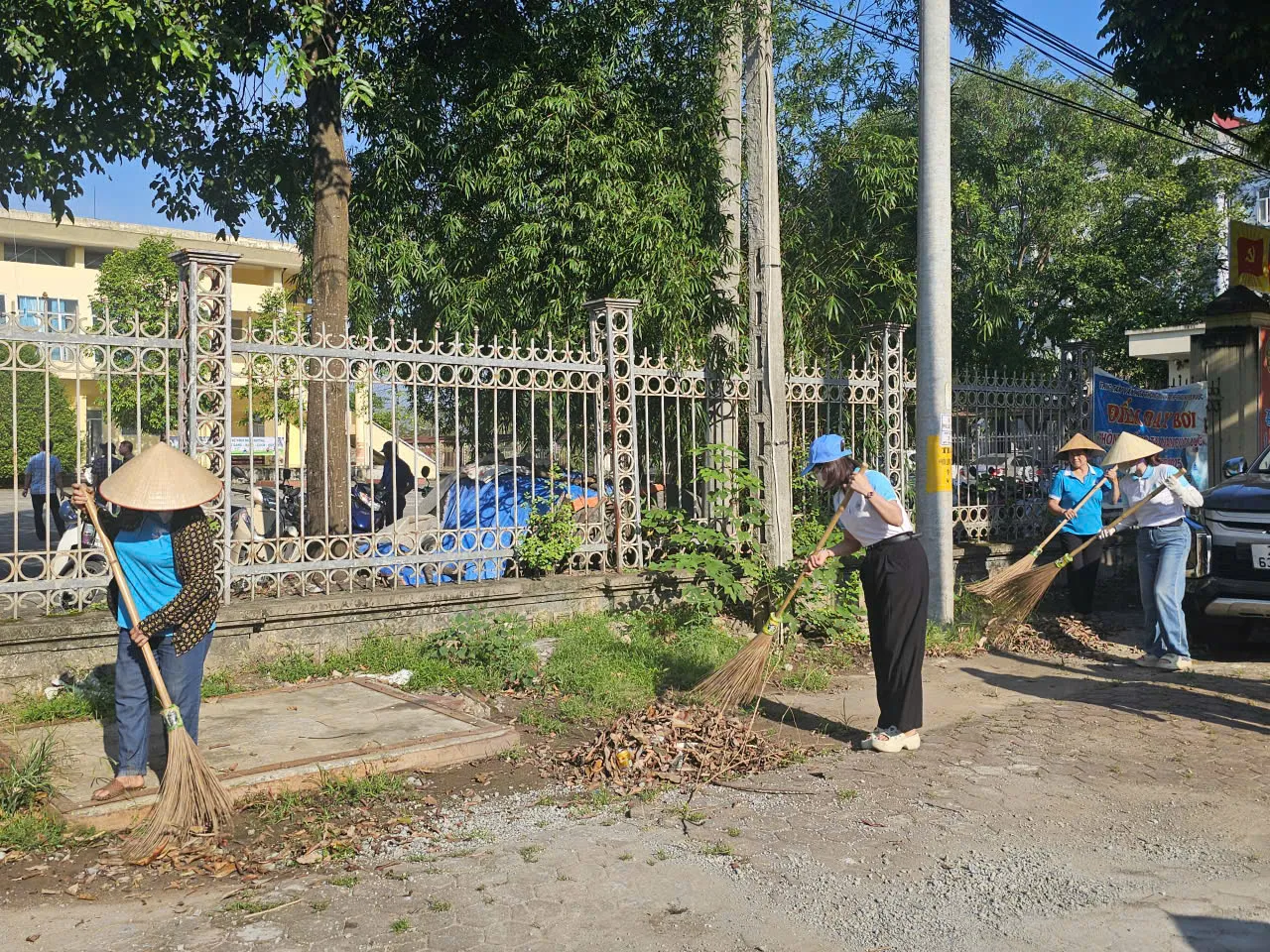 Hàng trăm người dân cùng vào cuộc tổng vệ sinh môi trường ở Hà Nội Hội viên phụ nữ xã cùng Nhân dânn quét dọn tại trục đường 419.