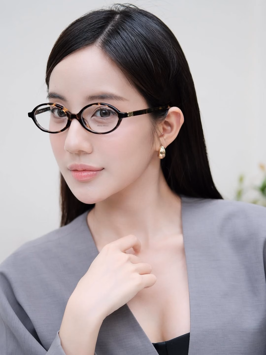 Mẫu kính mắt mèo hot hit của nhà mốt Miu Miu.