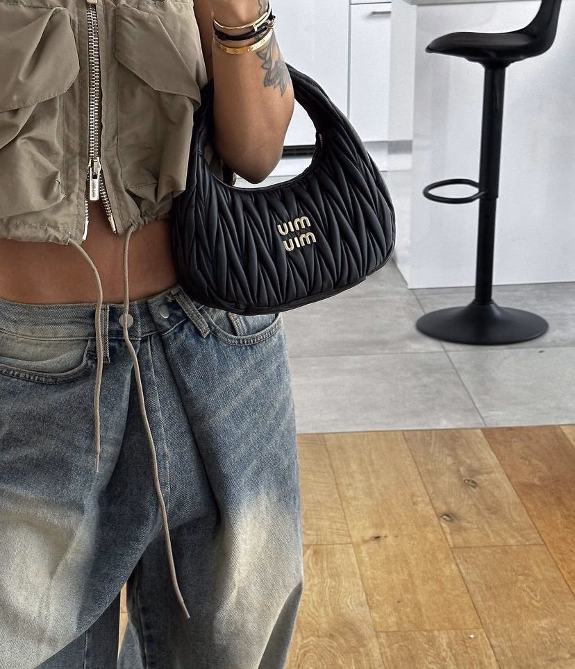 Chiến dịch quảng bá túi Miu Miu Wander Bag của hãng thành công đến mức được hàng loạt influencer từ châu Âu đến châu Á diện trong các sự kiện thời trang, street style shoot hoặc video unboxing sang chảnh.