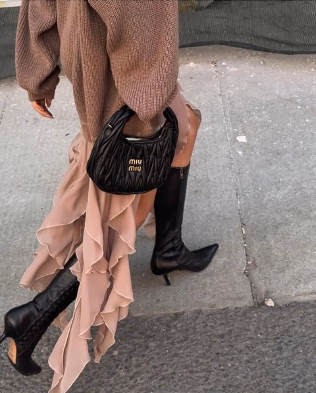 Chiến dịch quảng bá túi Miu Miu Wander Bag của hãng thành công đến mức được hàng loạt influencer từ châu Âu đến châu Á diện trong các sự kiện thời trang, street style shoot hoặc video unboxing sang chảnh.