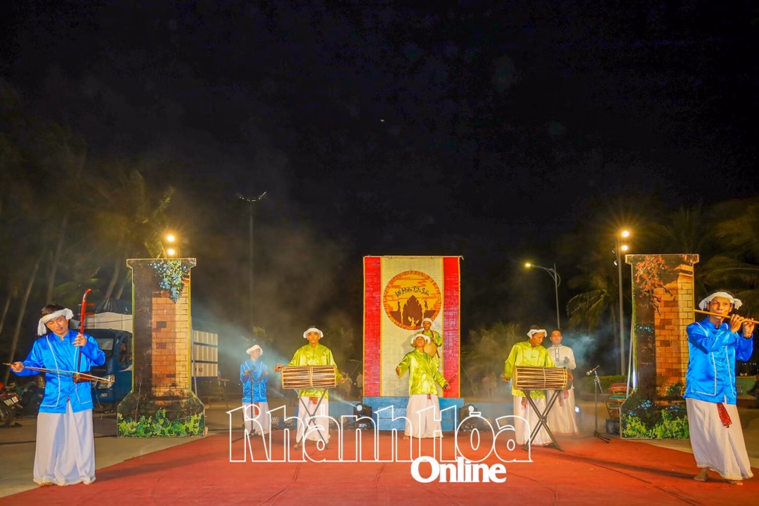 Tiết mục hòa tấu nhạc cụ dân tộc kết hợp múa dân gian Chăm phục vụ khán giả.