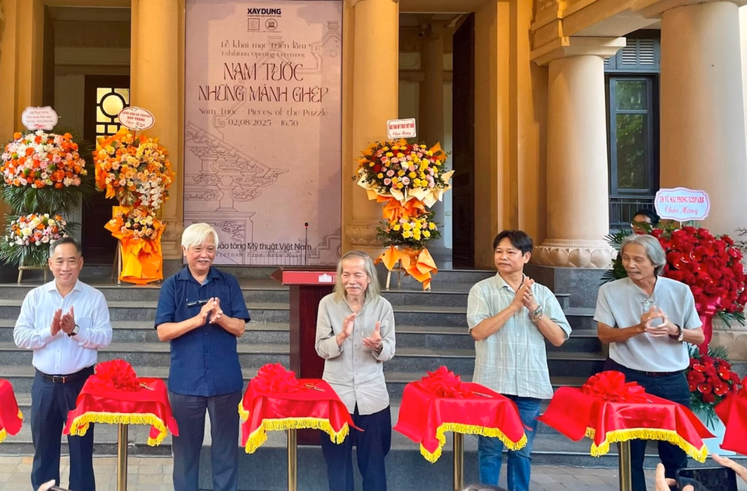 Bộ cửa “12 cánh Trung Hiếu Môn” của nghệ nhân Trần Nam Tước được trưng bày ấn tượng tại triển lãm. Ảnh: LV
