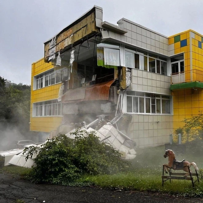 
Trường mẫu giáo trên bán đảo Kamchatka (Nga) bị hư hại do động đất Trận động đất mạnh 8,8 độ richter vừa xảy ra ngoài khơi bán đảo Kamchatka, vùng Viễn Đông nước Nga vào sáng ngày 30/7 đã khiến một trường mẫu giáo tại địa phương bị hư hại, song chưa ghi nhận thương vong.