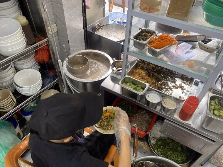 Quán miến lươn Michelin Guide: Ẩm thực bình dân, hương vị độc đáo Quán miến lươn Chân Cầm treo bảng vinh danh từ Michelin ngay trước cửa quán. Ảnh: Hồng Nhung