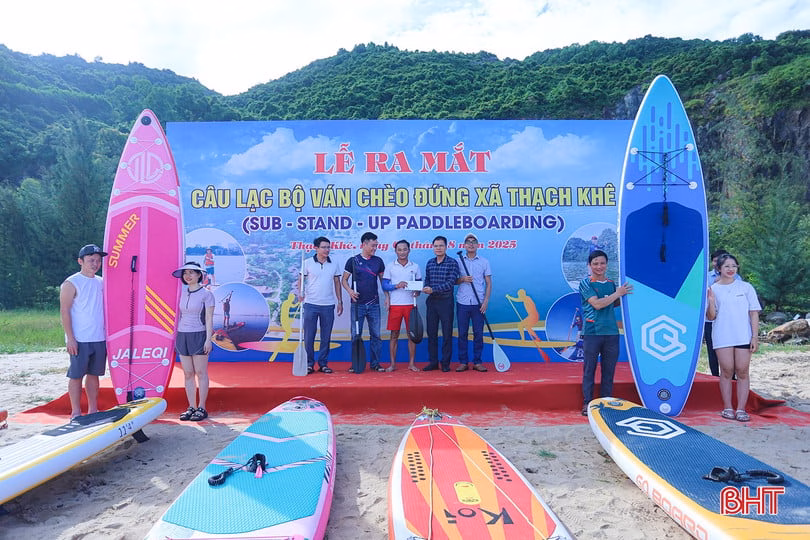Công ty CP Sen Hào Thành trao quà chúc mừng ra mắt CLB.