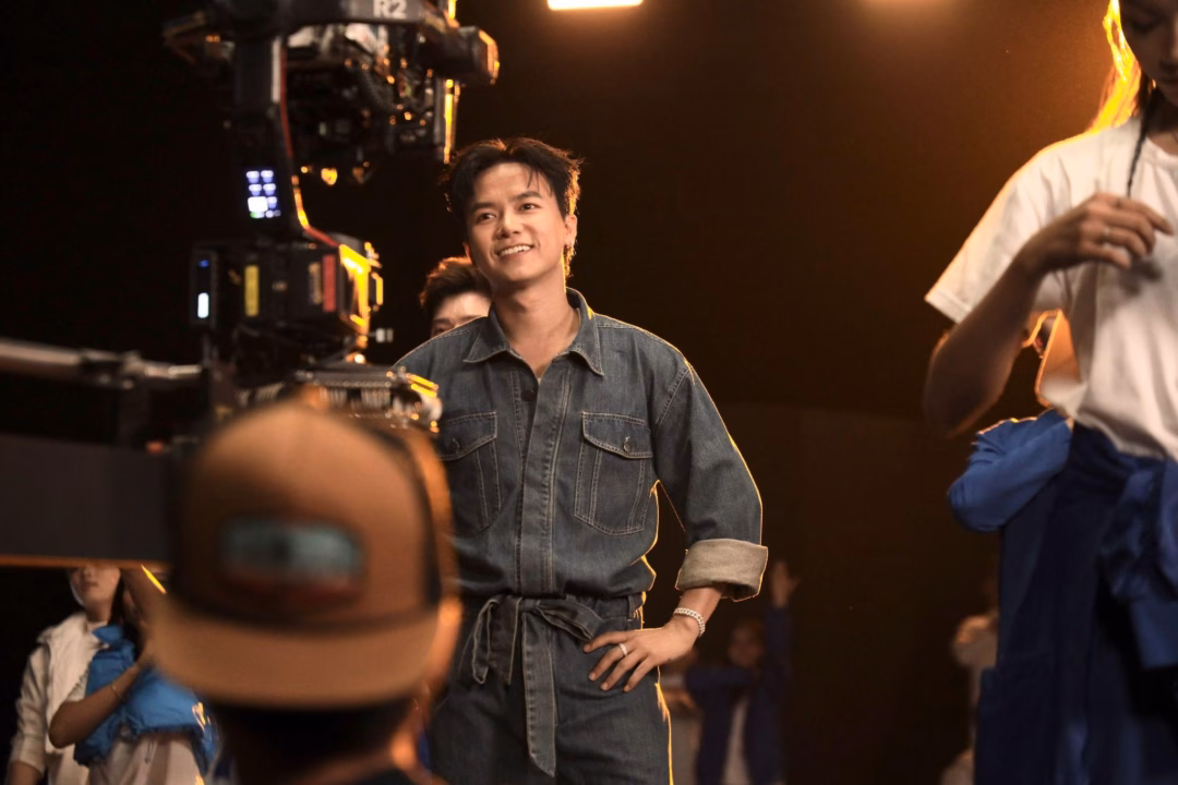 Cú gạt cần trong MV “Kết nối” Cú gạt cần trong MV “Kết nối”