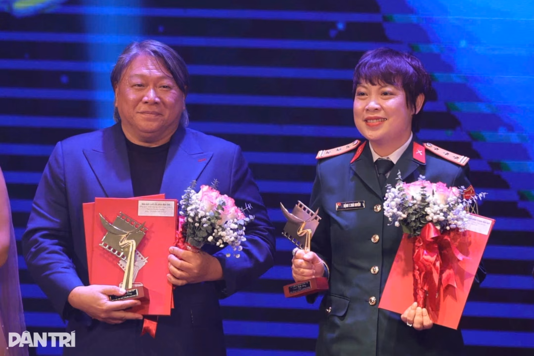 Đạo diễn Đặng Th&aacute;i Huyền nhận giải Đạo diễn xuất sắc