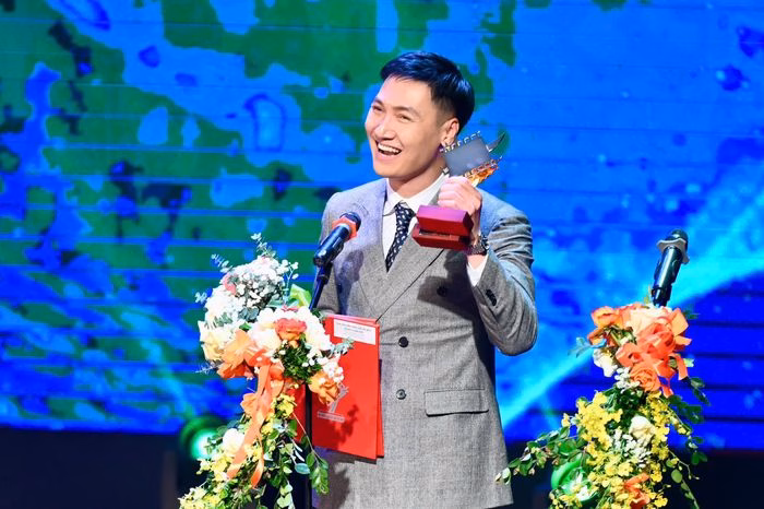 Nguyễn Mạnh Trường nhận giải Nam diễn vi&ecirc;n ch&iacute;nh xuất sắc - C&aacute;nh diều v&agrave;ng 2025