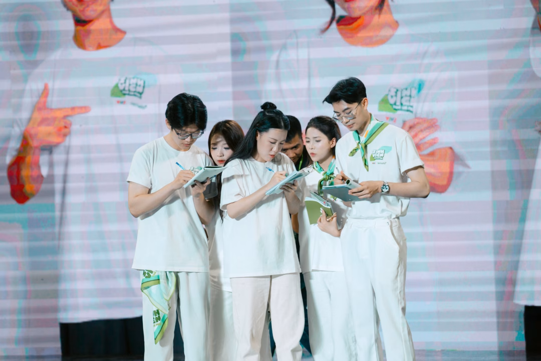 Nh&oacute;m sinh vi&ecirc;n HSB tr&igrave;nh b&agrave;y dự &aacute;n tại c&aacute;c v&ograve;ng thi