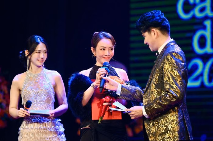 Tuấn Trần nhận giải Nam ch&iacute;nh xuất sắc