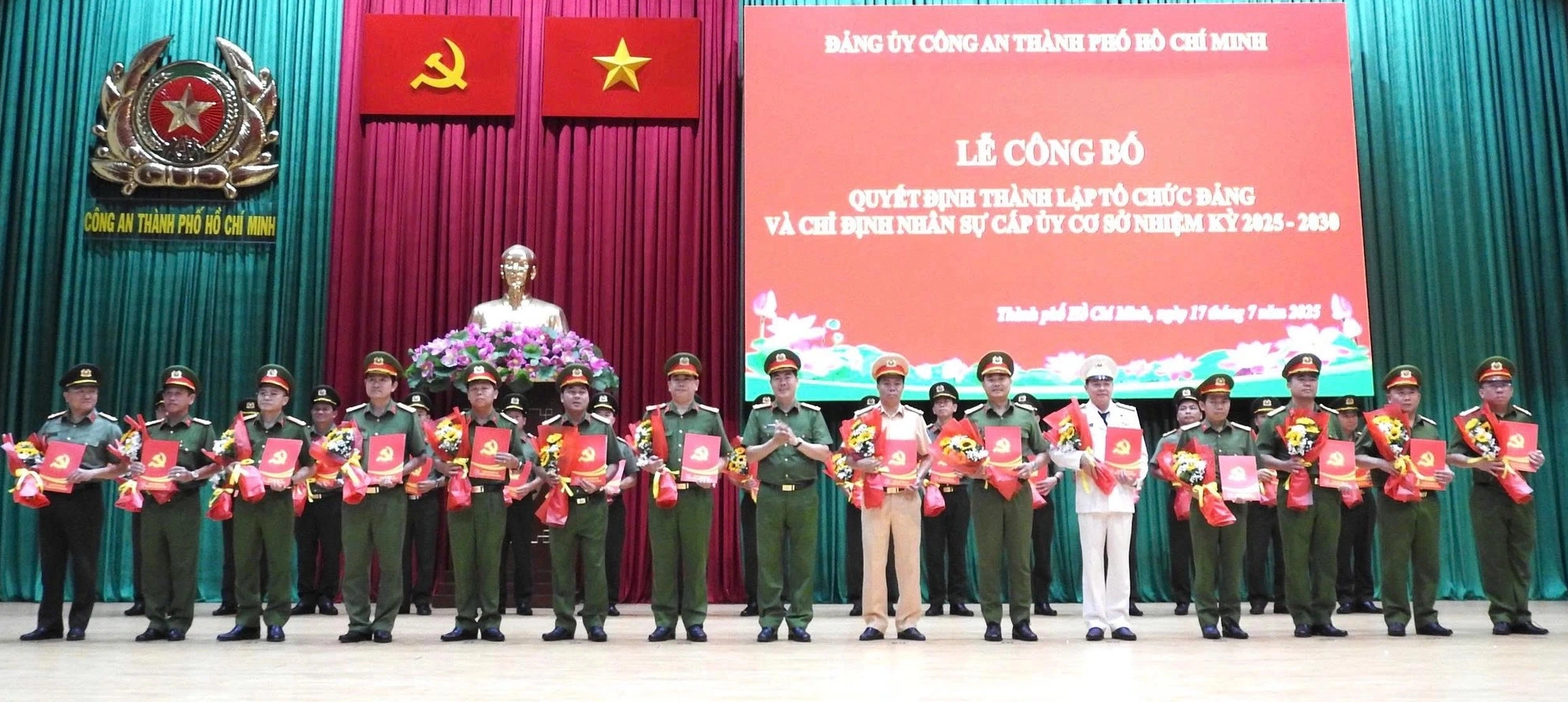 6 tháng cuối năm, 2 dự án đường sắt tại Hà Nội và TP HCM sẽ được hoàn thành Đại tá Trần Thanh Hiển trao quyết định và tặng hoa chúc mừng các cán bộ nhận quyết định chỉ định nhân sự cấp ủy cơ sở nhiệm kỳ 2025 - 2030