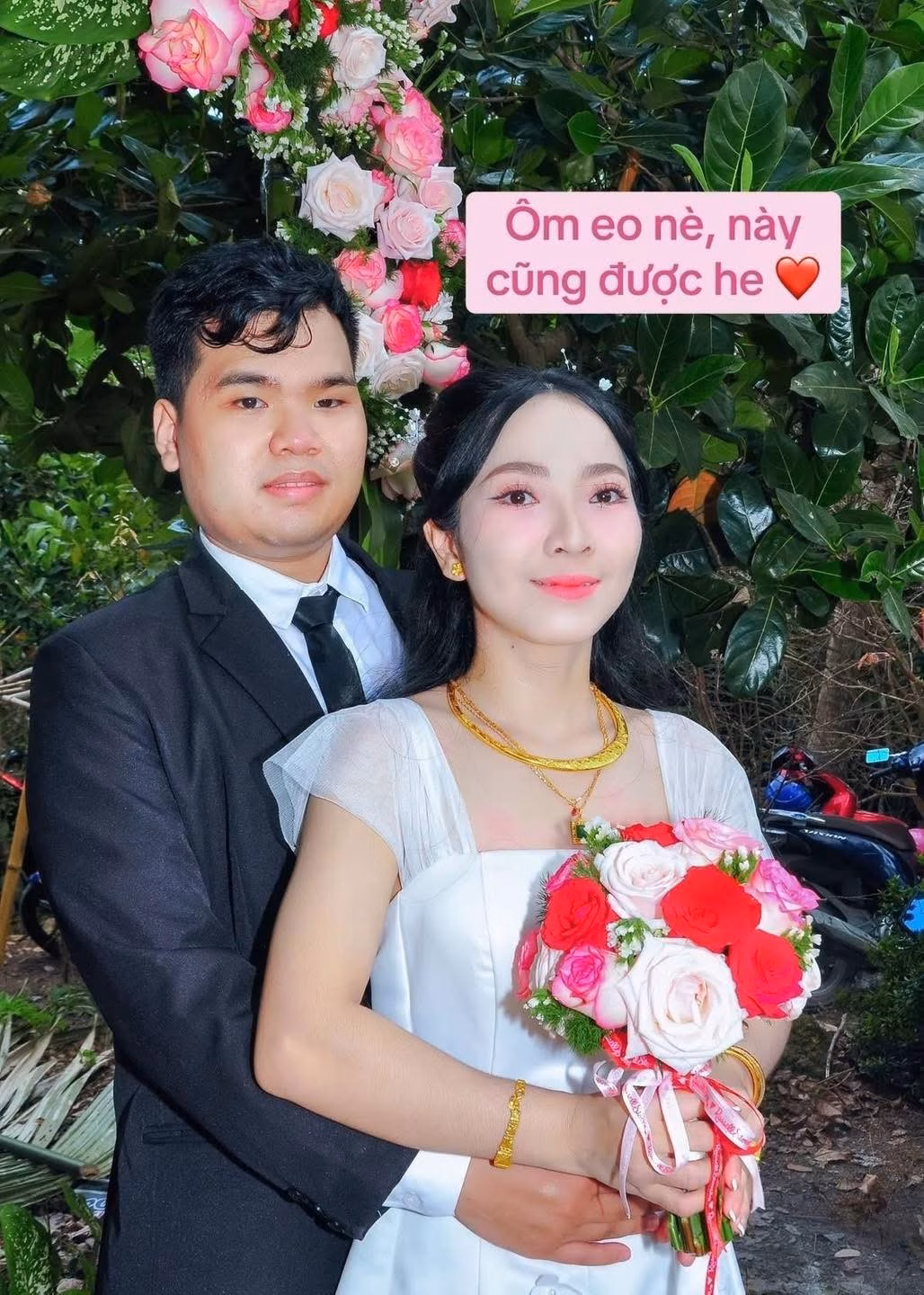 Ảnh cưới độc lạ mang hơi thở năm 2000 gây sốt mạng xã hội