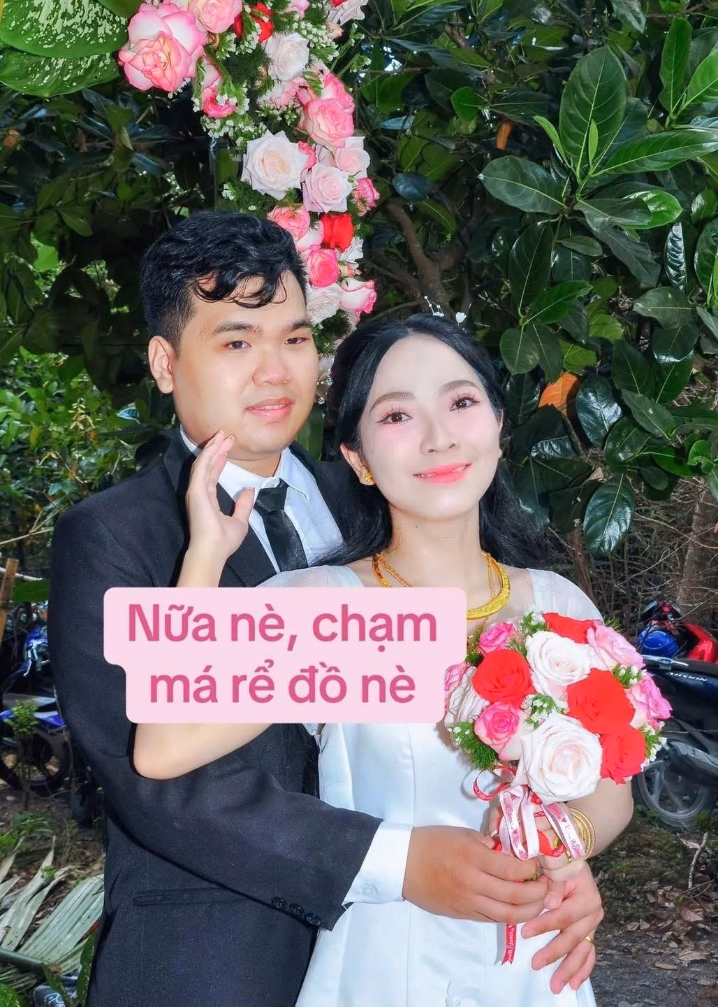 Ảnh cưới độc lạ mang hơi thở năm 2000 gây sốt mạng xã hội